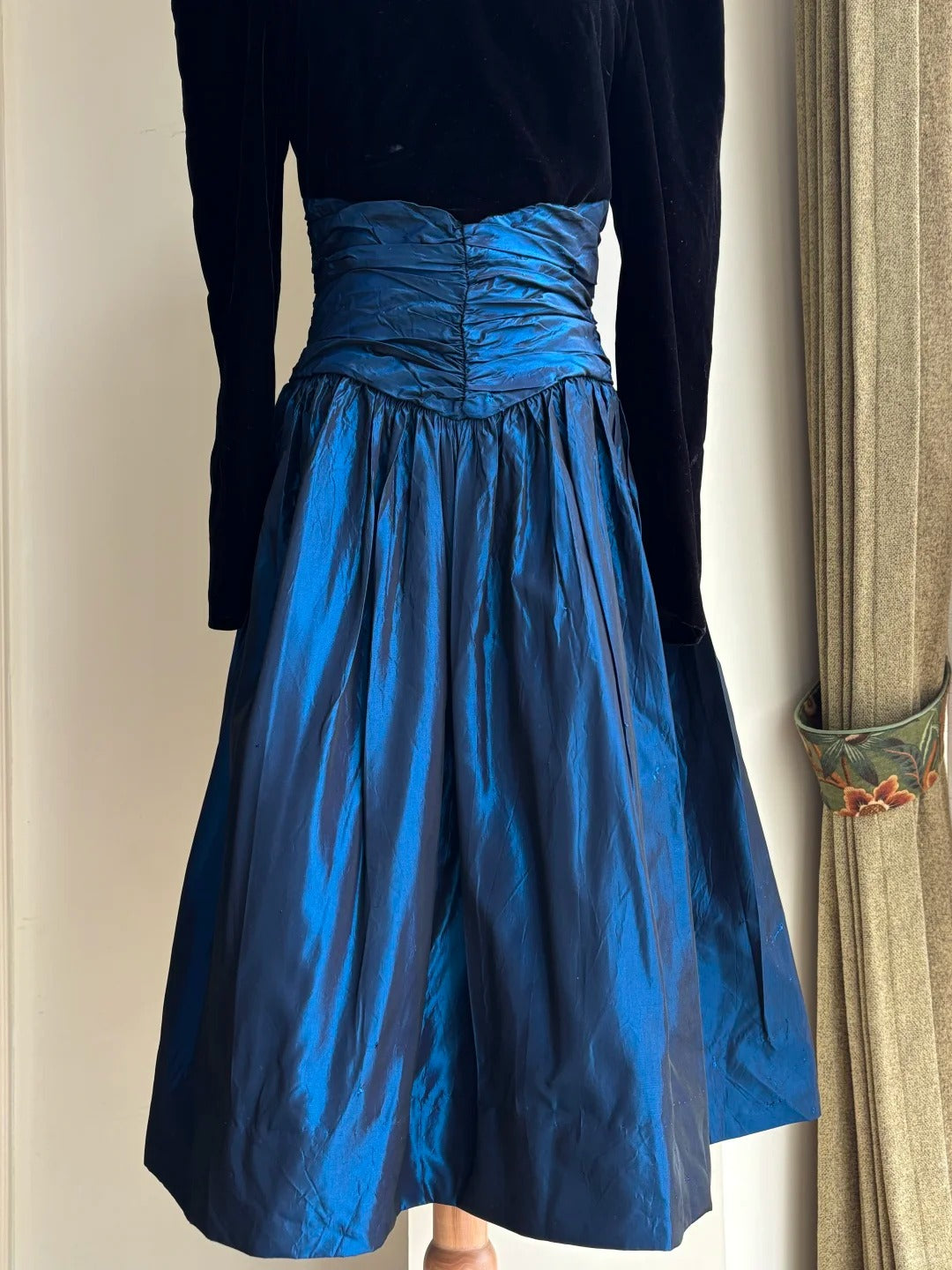 Vintage Schwarz Und Blau A-Linien Langärmeliges Samt- Und Satin-Abschlussballkleid Abendkleid P4187