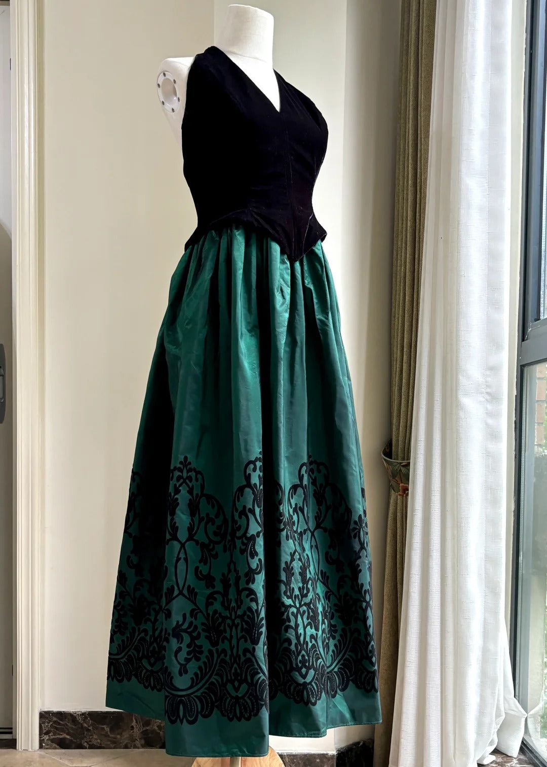Retro schwarz-grünes A-Linien-Neckholder-Abendkleid aus Samt und Satin P4188
