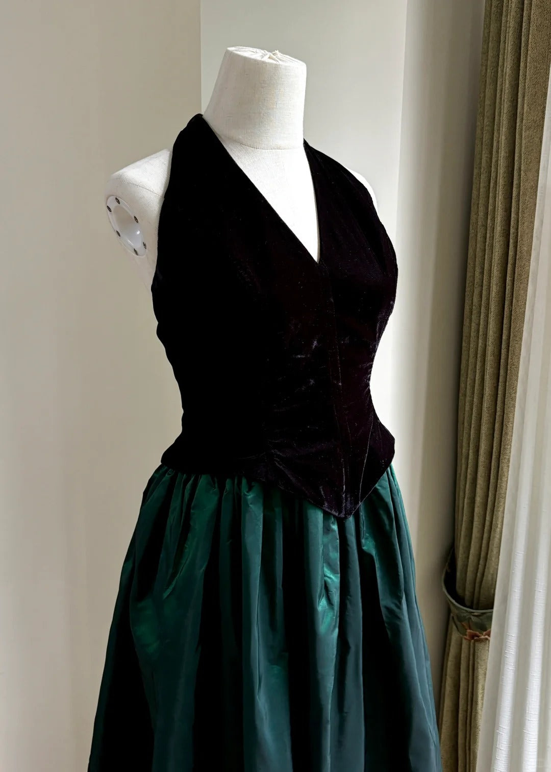 Retro schwarz-grünes A-Linien-Neckholder-Abendkleid aus Samt und Satin P4188