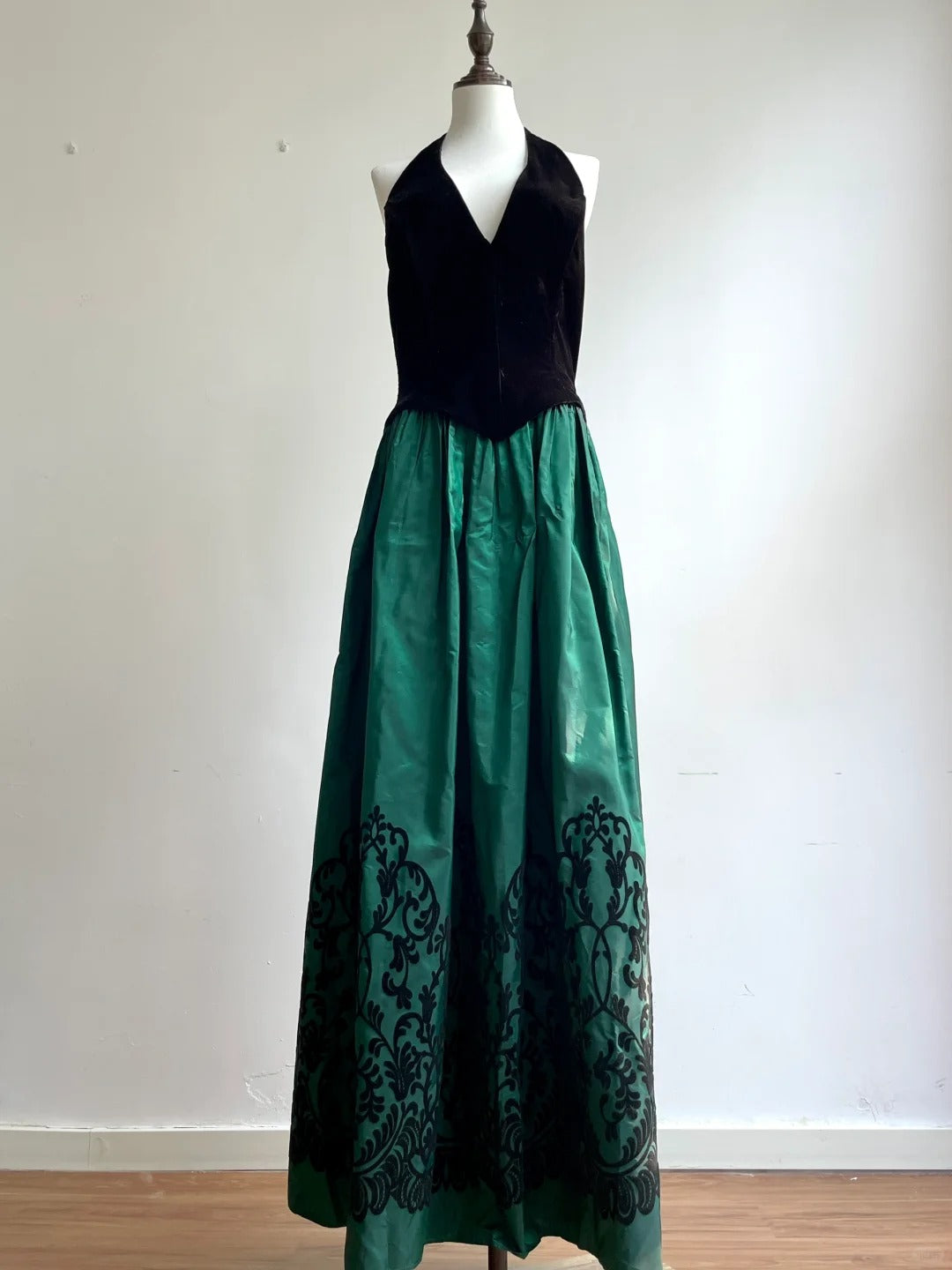 Retro schwarz-grünes A-Linien-Neckholder-Abendkleid aus Samt und Satin P4188