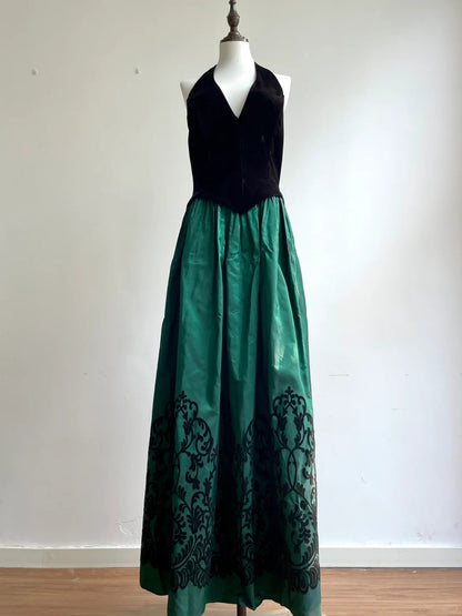 Retro schwarz-grünes A-Linien-Neckholder-Abendkleid aus Samt und Satin P4188