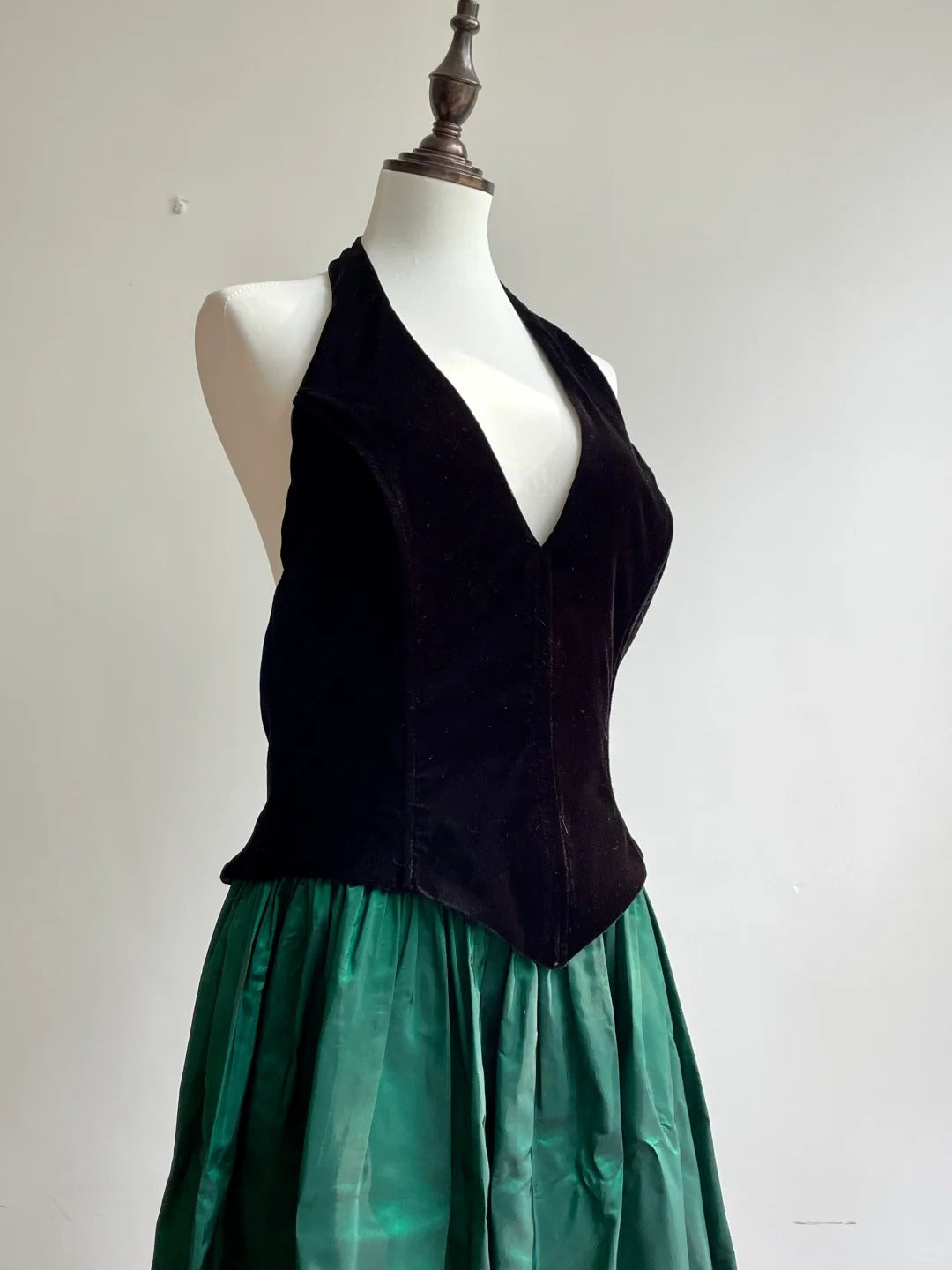 Retro schwarz-grünes A-Linien-Neckholder-Abendkleid aus Samt und Satin P4188