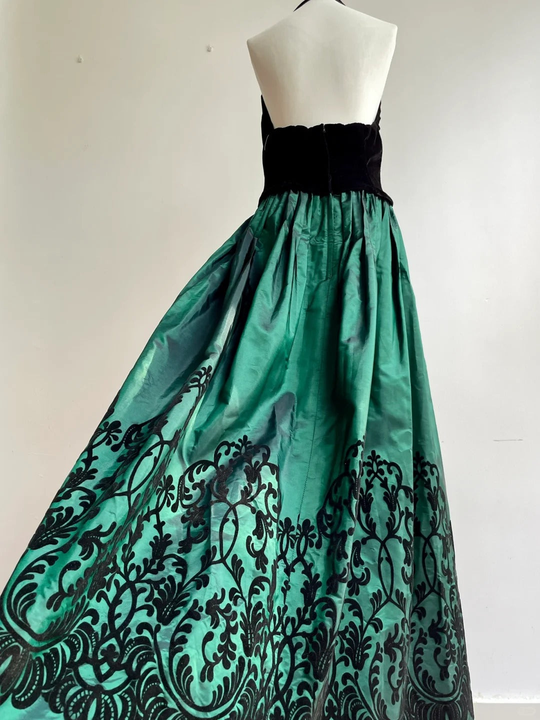 Retro schwarz-grünes A-Linien-Neckholder-Abendkleid aus Samt und Satin P4188