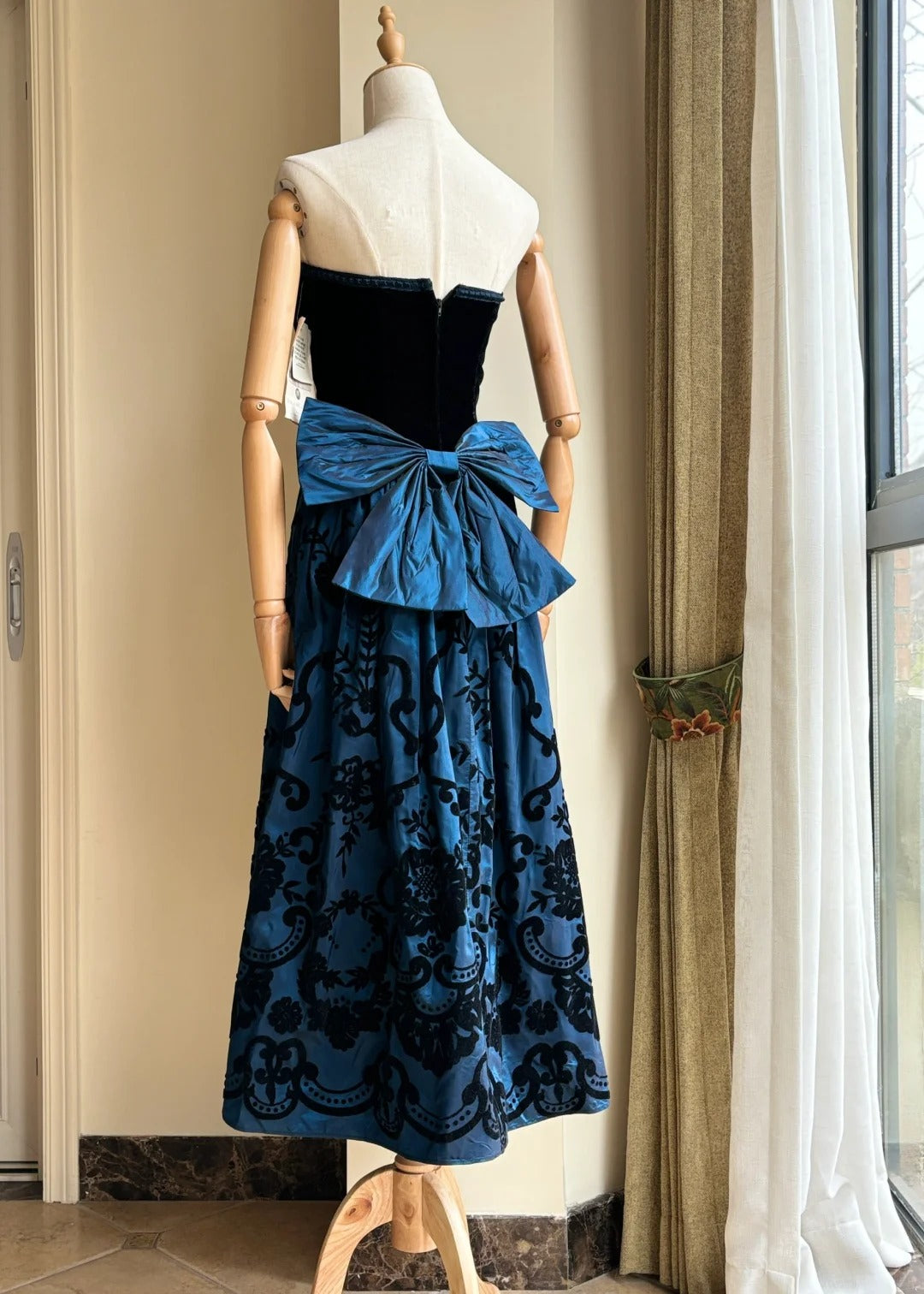 Retro blau-schwarzes A-Linien-Neckholder-Kleid mit Schleife, Jacquard-Samt, langes Ballkleid Abendkleid P4189