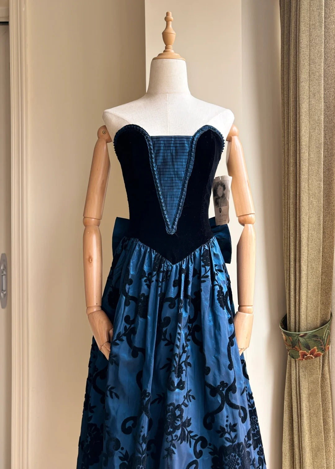 Retro blau-schwarzes A-Linien-Neckholder-Kleid mit Schleife, Jacquard-Samt, langes Ballkleid Abendkleid P4189