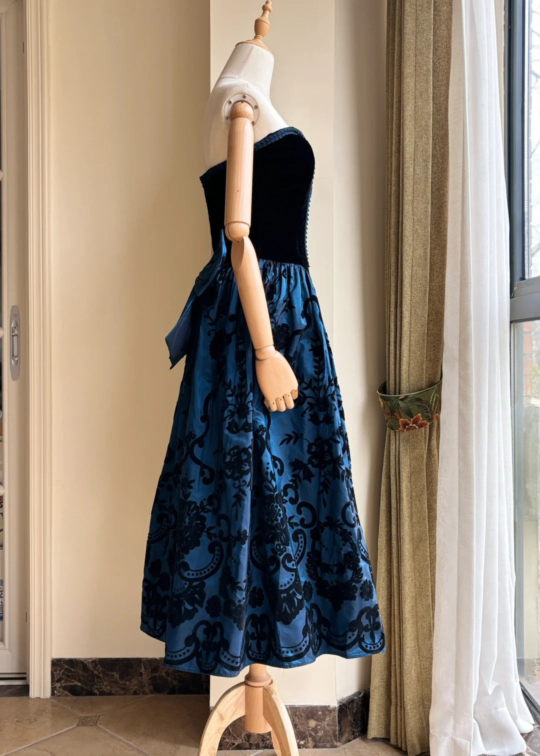 Retro blau-schwarzes A-Linien-Neckholder-Kleid mit Schleife, Jacquard-Samt, langes Ballkleid Abendkleid P4189