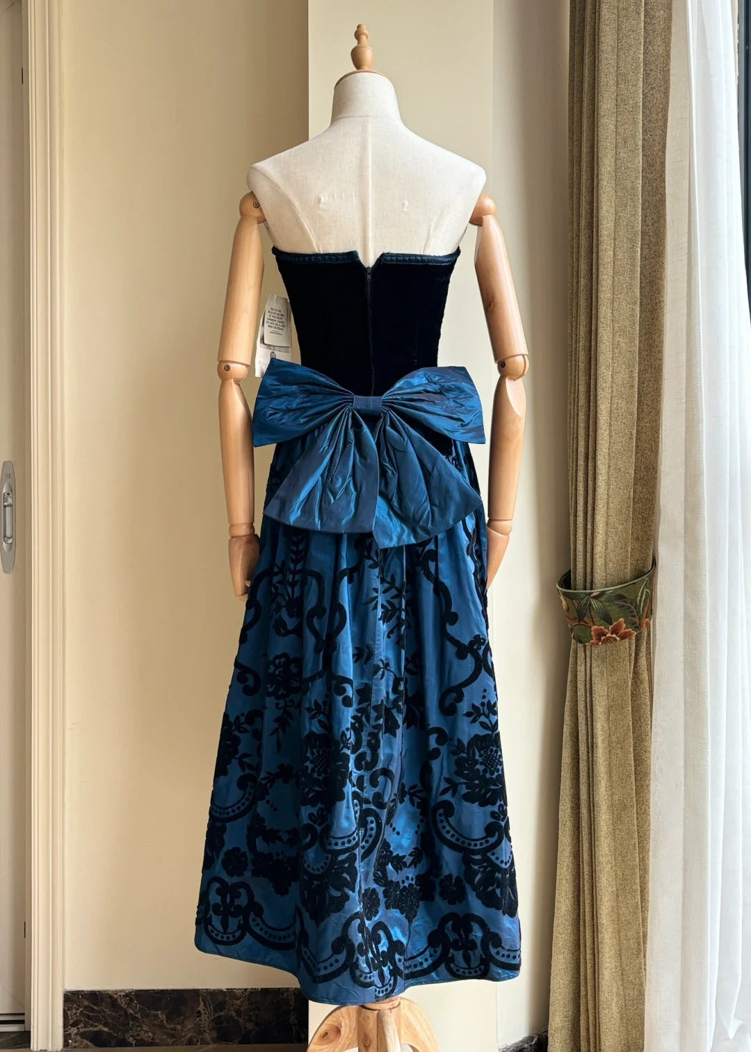 Retro blau-schwarzes A-Linien-Neckholder-Kleid mit Schleife, Jacquard-Samt, langes Ballkleid Abendkleid P4189