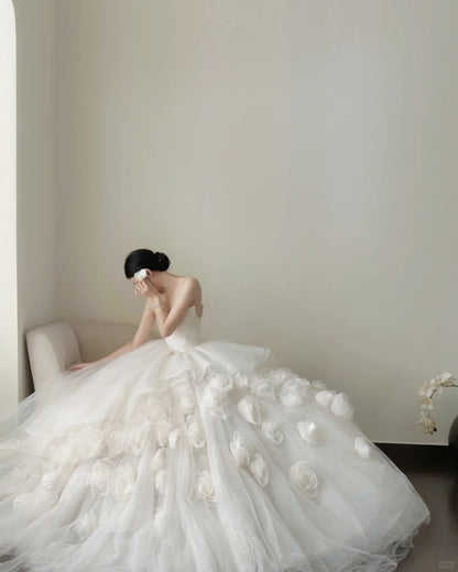 Elegantes weißes Hochzeitskleid mit herzförmigem Ausschnitt, Schleppe und 3D-Blumen aus Tüll, Ballkleid P4019