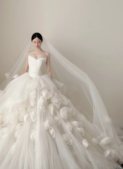 Elegantes weißes Hochzeitskleid mit herzförmigem Ausschnitt, Schleppe und 3D-Blumen aus Tüll, Ballkleid P4019