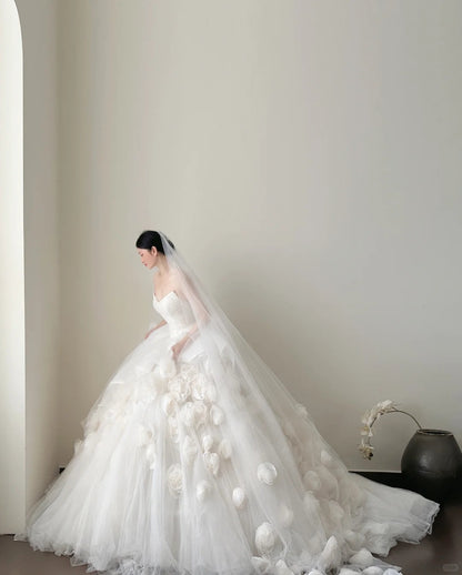 Elegantes weißes Hochzeitskleid mit herzförmigem Ausschnitt, Schleppe und 3D-Blumen aus Tüll, Ballkleid P4019