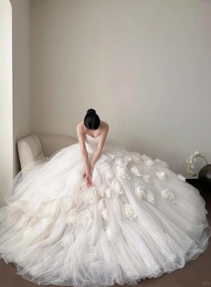 Elegantes weißes Hochzeitskleid mit herzförmigem Ausschnitt, Schleppe und 3D-Blumen aus Tüll, Ballkleid P4019