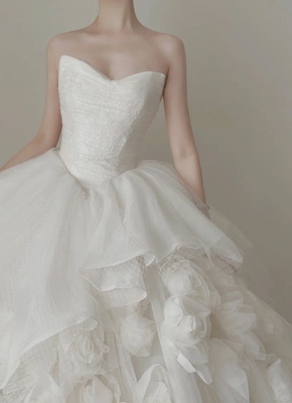 Elegantes weißes Hochzeitskleid mit herzförmigem Ausschnitt, Schleppe und 3D-Blumen aus Tüll, Ballkleid P4019
