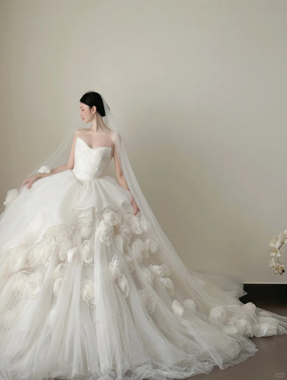 Elegantes weißes Hochzeitskleid mit herzförmigem Ausschnitt, Schleppe und 3D-Blumen aus Tüll, Ballkleid P4019