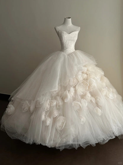 Elegantes weißes Hochzeitskleid mit herzförmigem Ausschnitt, Schleppe und 3D-Blumen aus Tüll, Ballkleid P4019