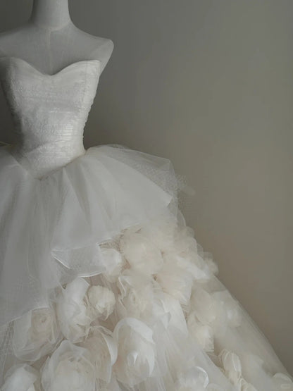 Elegantes weißes Hochzeitskleid mit herzförmigem Ausschnitt, Schleppe und 3D-Blumen aus Tüll, Ballkleid P4019