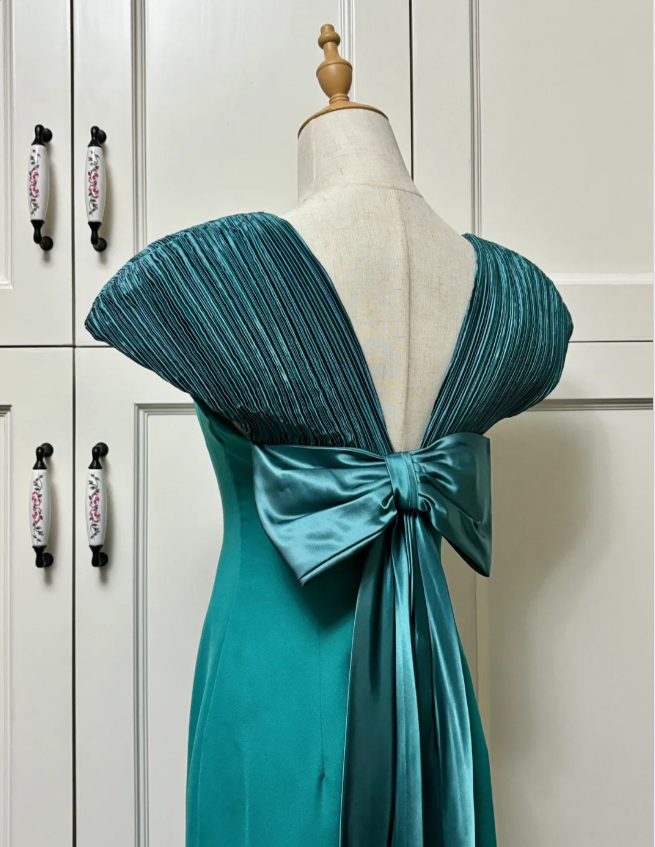 Elegantes, tailliertes, langes Satin-Ballkleid in Teal mit Schleife Abendkleid P4191
