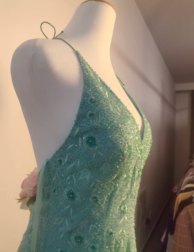 Elegantes mintgrünes, figurbetontes, perlenverziertes Neckholder-Abendkleid mit Rückenausschnitt für den Abschlussball P4193