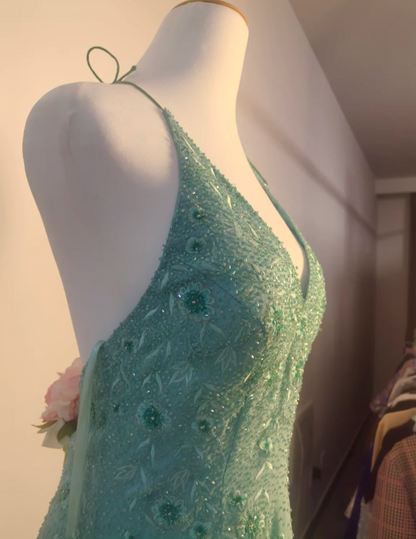 Elegantes mintgrünes, figurbetontes, perlenverziertes Neckholder-Abendkleid mit Rückenausschnitt für den Abschlussball P4193