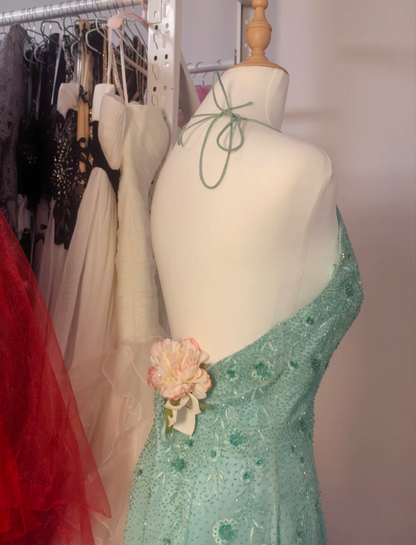 Elegantes mintgrünes, figurbetontes, perlenverziertes Neckholder-Abendkleid mit Rückenausschnitt für den Abschlussball P4193