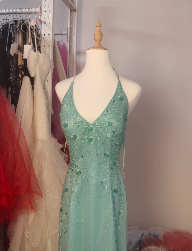 Elegantes mintgrünes, figurbetontes, perlenverziertes Neckholder-Abendkleid mit Rückenausschnitt für den Abschlussball P4193