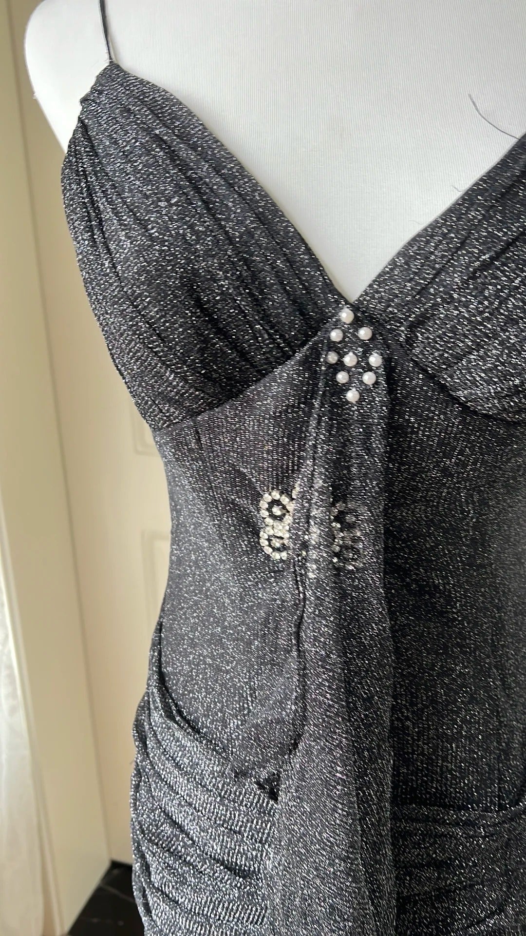 Sexy silber-schwarzes Meerjungfrauen-Abendkleid mit Rüschen, tiefem V-Ausschnitt, Neckholder, schimmernd, lang, für Abschlussball, Abendkleid P4197
