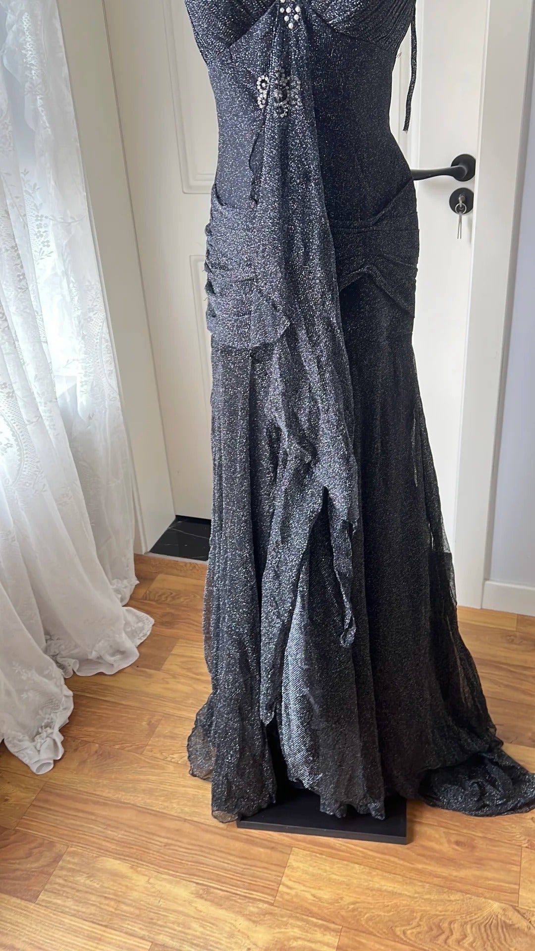 Sexy silber-schwarzes Meerjungfrauen-Abendkleid mit Rüschen, tiefem V-Ausschnitt, Neckholder, schimmernd, lang, für Abschlussball, Abendkleid P4197