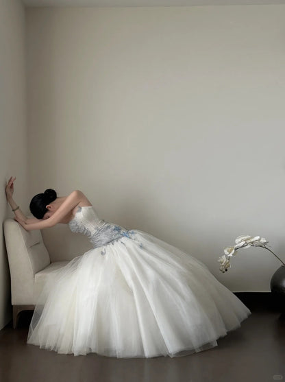 Verträumtes weiß-blaues Ombré A-Linien-Trägerloses Tüll-Ballkleid Hochzeitskleid P4020