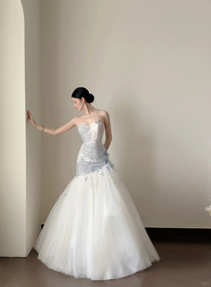 Verträumtes weiß-blaues Ombré A-Linien-Trägerloses Tüll-Ballkleid Hochzeitskleid P4020