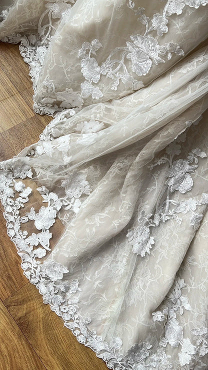 Robe de bal de mariage élégante sirène rétro ivoire col en V dos nu en dentelle avec traîne P4200