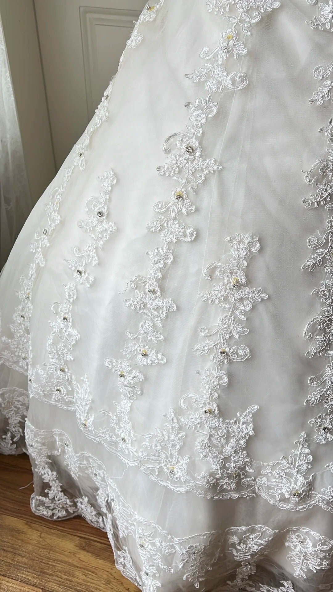 Vintage Court White Round Neck Lace Embroidered Train Ball Gown Wedding Dress P4201