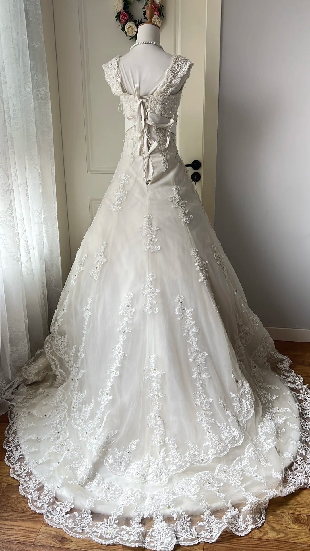 Vintage Court White Round Neck Lace Embroidered Train Ball Gown Wedding Dress P4201