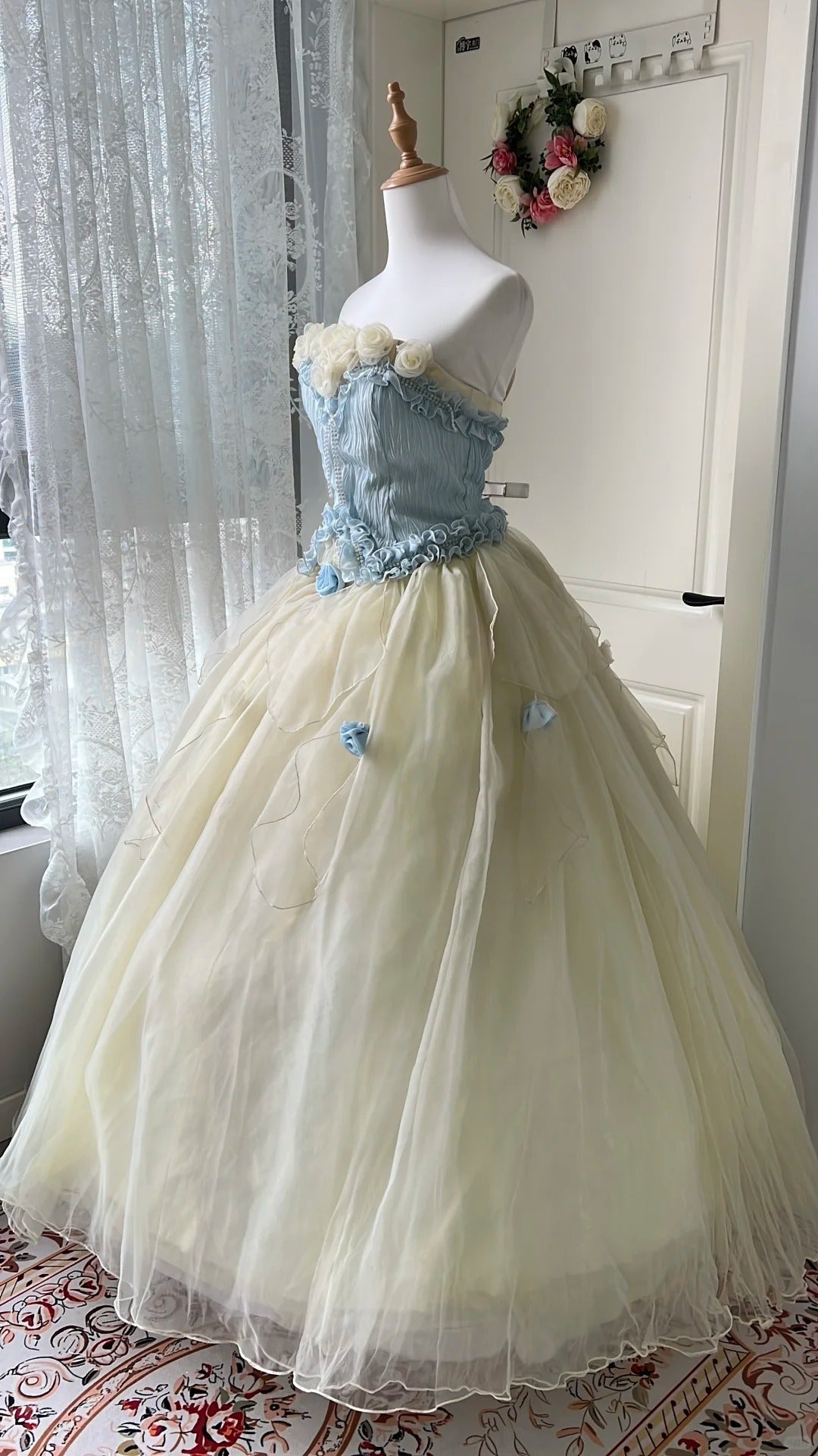 Verträumtes blau-gelbes Color-Blocked trägerloses Tüll-Ballkleid Abendkleid Sweet 16 Kleid P4204