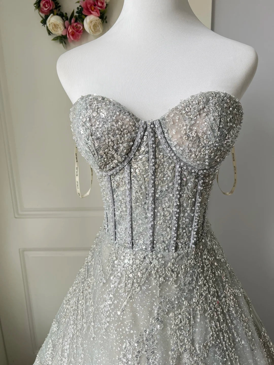 Funkelndes silbergraues, trägerloses Pailletten-Ballkleid Abendkleid P4209
