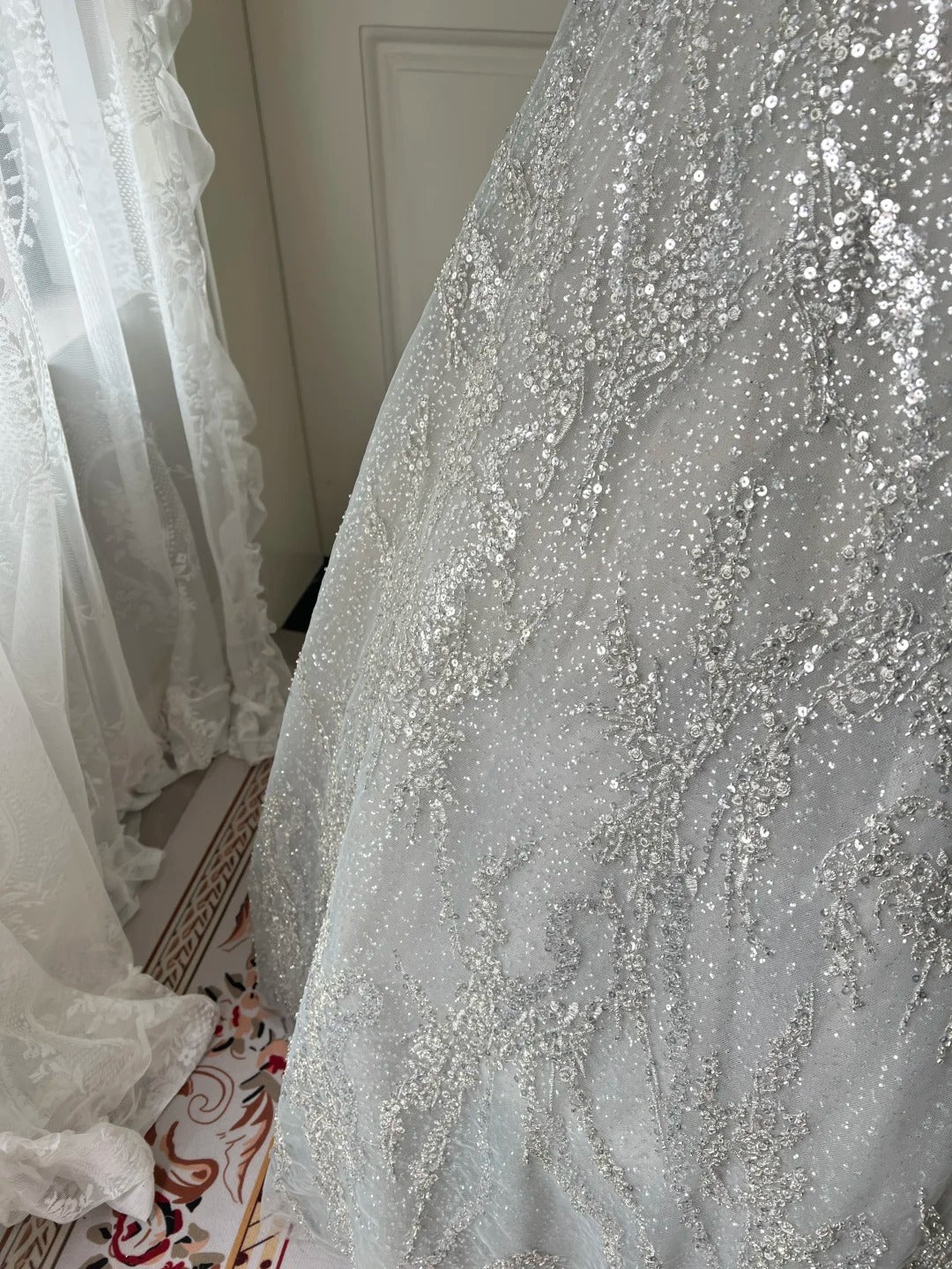 Funkelndes silbergraues, trägerloses Pailletten-Ballkleid Abendkleid P4209