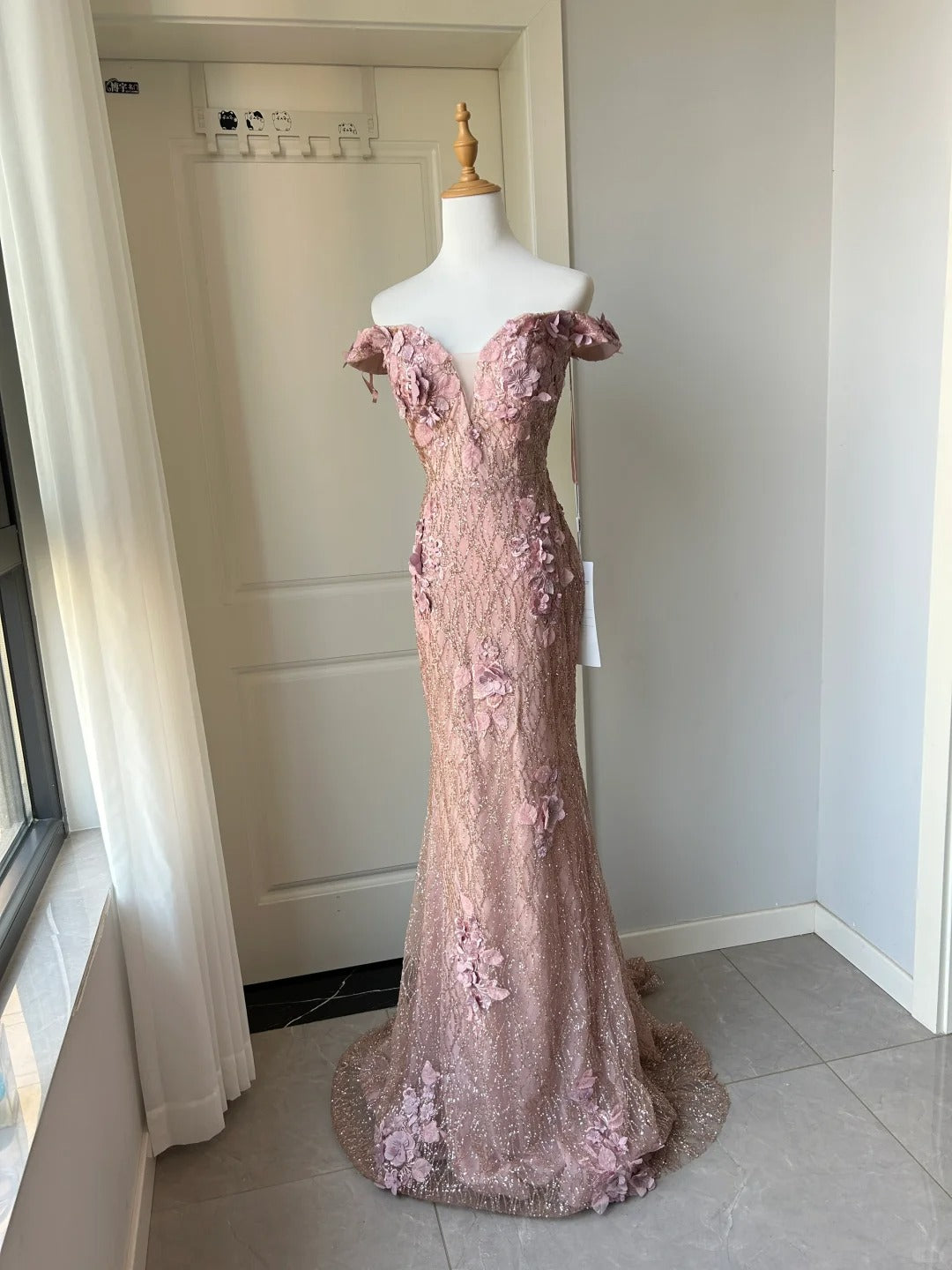 Elegantes rosa Meerjungfrau-Abendkleid mit 3D-Blumen und Pailletten, schulterfrei, P4212