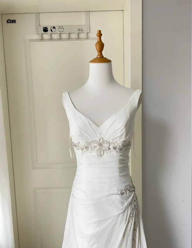 Elegantes weißes, perlenbesetztes Chiffon-Abendkleid mit tiefem V-Ausschnitt P4213