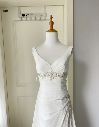 Elegantes weißes, perlenbesetztes Chiffon-Abendkleid mit tiefem V-Ausschnitt P4213