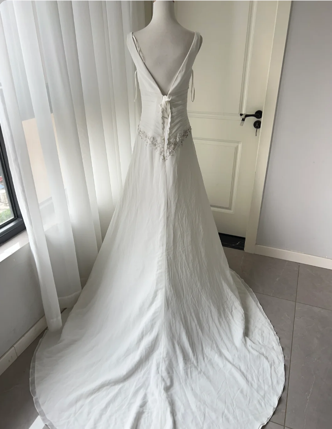 Elegantes weißes, perlenbesetztes Chiffon-Abendkleid mit tiefem V-Ausschnitt P4213