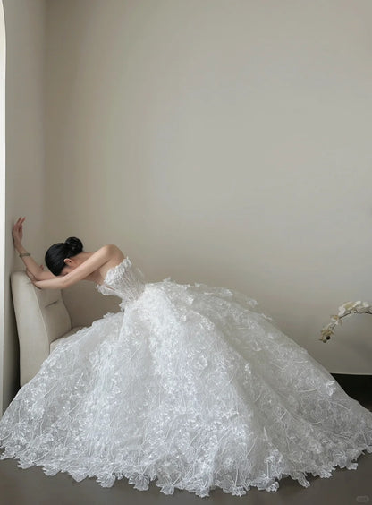 Elegantes weißes trägerloses Ballkleid mit Spitze und Schleppe Hochzeitskleid P4022