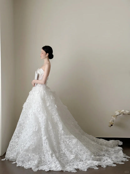 Elegantes weißes trägerloses Ballkleid mit Spitze und Schleppe Hochzeitskleid P4022