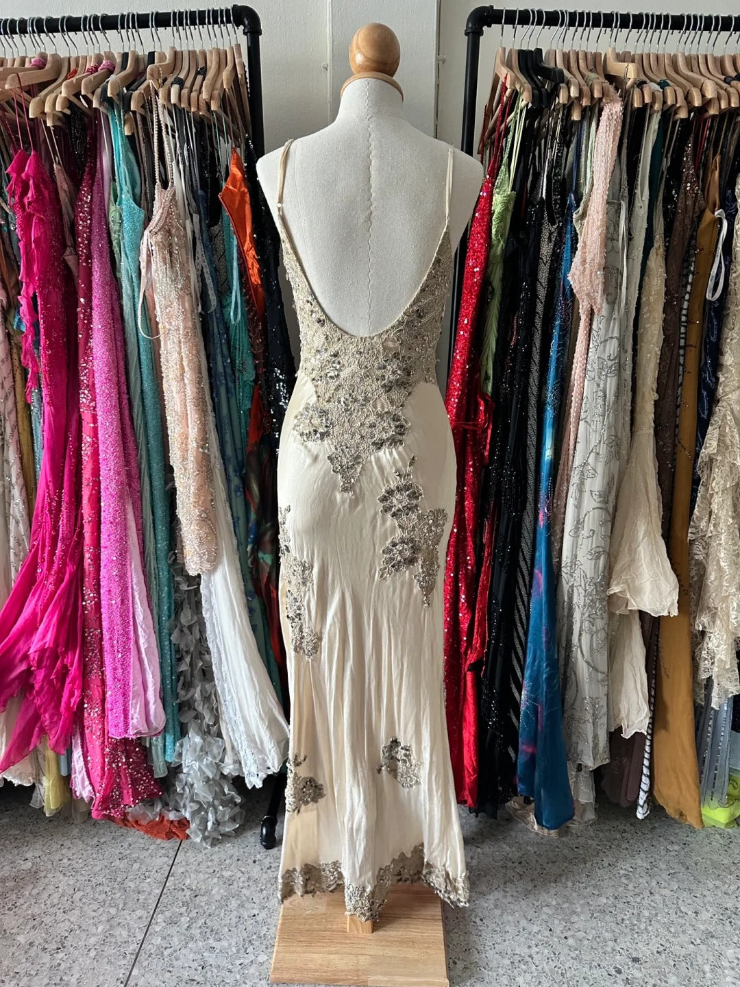 Vintage elfenbeinfarbenes Meerjungfrauen-Abendkleid mit Spaghettiträgern, V-Ausschnitt, Spitze, Schlitz und Satin, langes Ballkleid, Abendkleid P4221