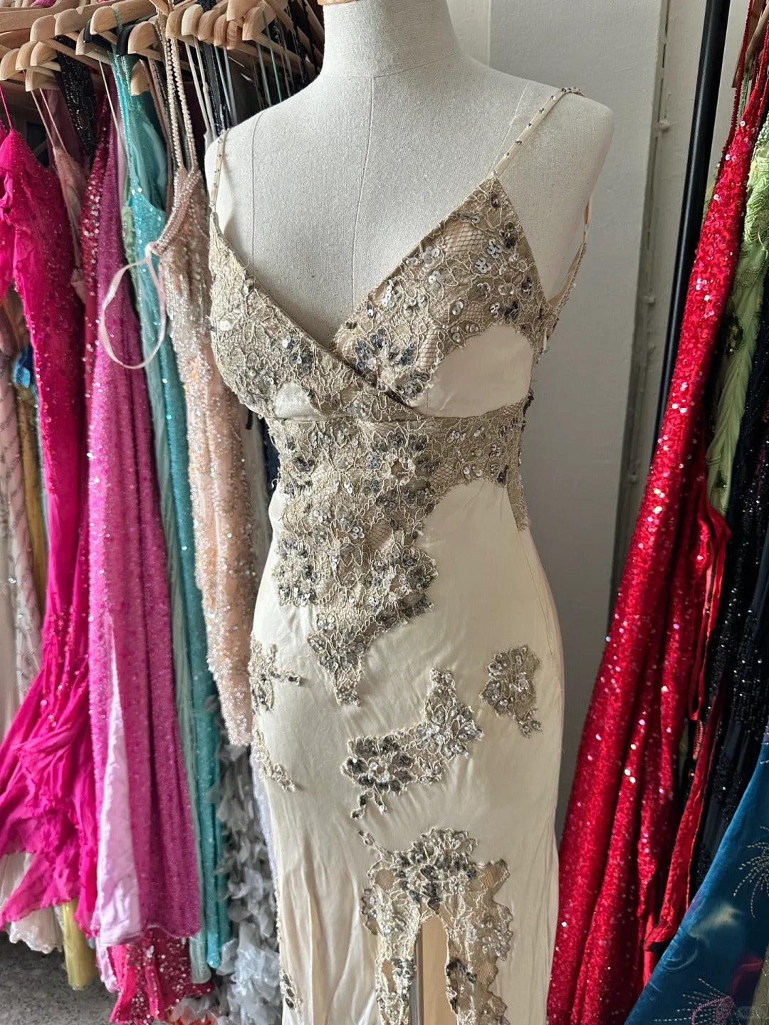 Vintage elfenbeinfarbenes Meerjungfrauen-Abendkleid mit Spaghettiträgern, V-Ausschnitt, Spitze, Schlitz und Satin, langes Ballkleid, Abendkleid P4221