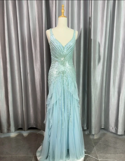 Wunderschönes hellblaues, V-förmiges, gerüschtes, paillettenbesetztes Chiffon-Abendkleid P4224