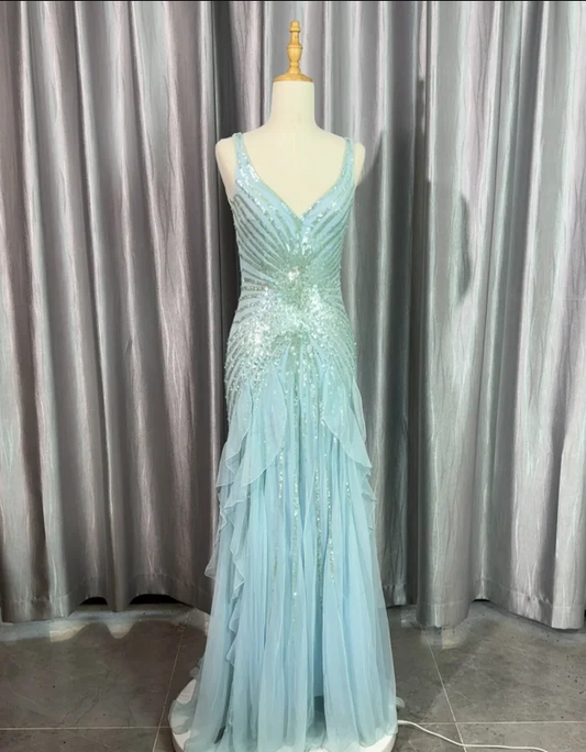 Wunderschönes hellblaues, V-förmiges, gerüschtes, paillettenbesetztes Chiffon-Abendkleid P4224