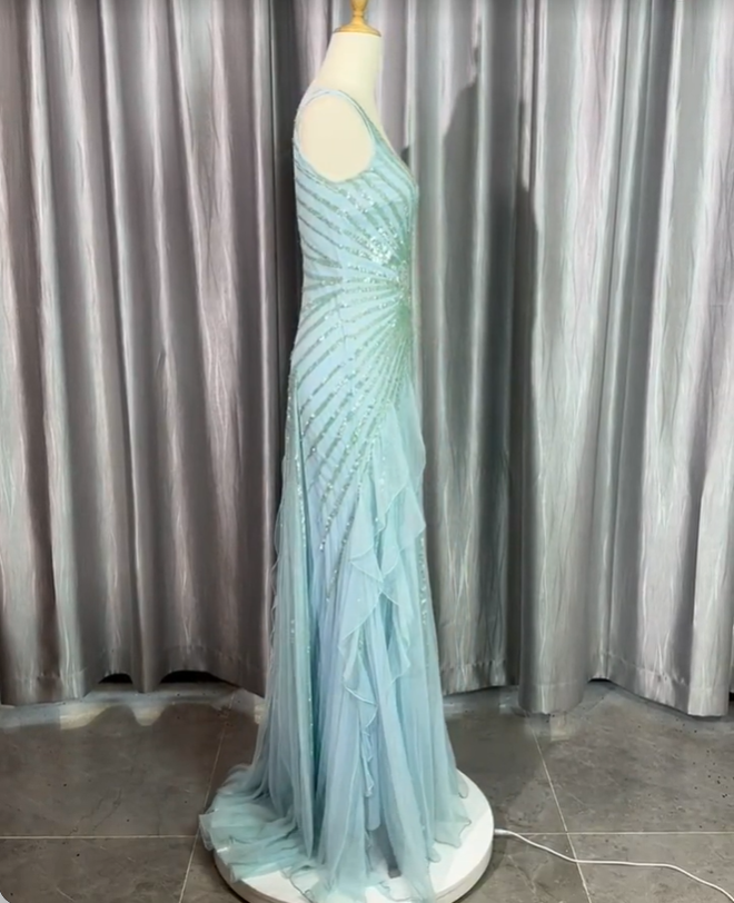 Wunderschönes hellblaues, V-förmiges, gerüschtes, paillettenbesetztes Chiffon-Abendkleid P4224