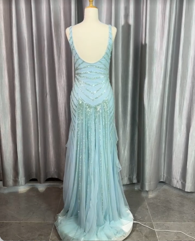 Wunderschönes hellblaues, V-förmiges, gerüschtes, paillettenbesetztes Chiffon-Abendkleid P4224