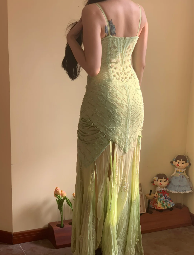 Wunderschönes grünes Meerjungfrauen-Abendkleid mit Perlenstickerei, Trägern, Schlitz und Chiffon P4226