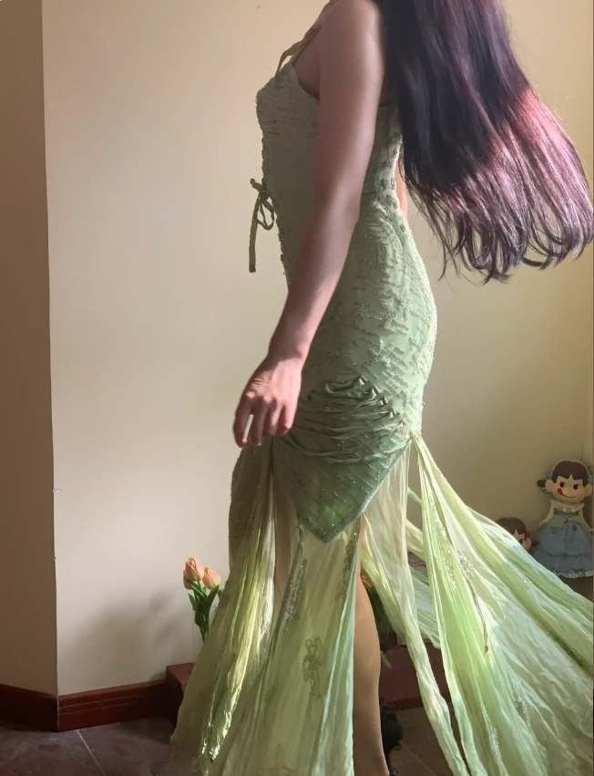 Wunderschönes grünes Meerjungfrauen-Abendkleid mit Perlenstickerei, Trägern, Schlitz und Chiffon P4226