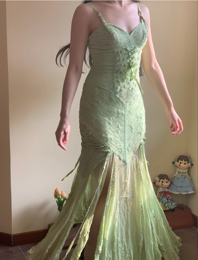 Wunderschönes grünes Meerjungfrauen-Abendkleid mit Perlenstickerei, Trägern, Schlitz und Chiffon P4226