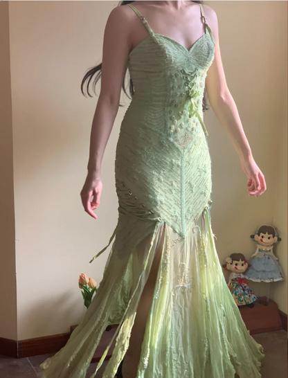 Wunderschönes grünes Meerjungfrauen-Abendkleid mit Perlenstickerei, Trägern, Schlitz und Chiffon P4226